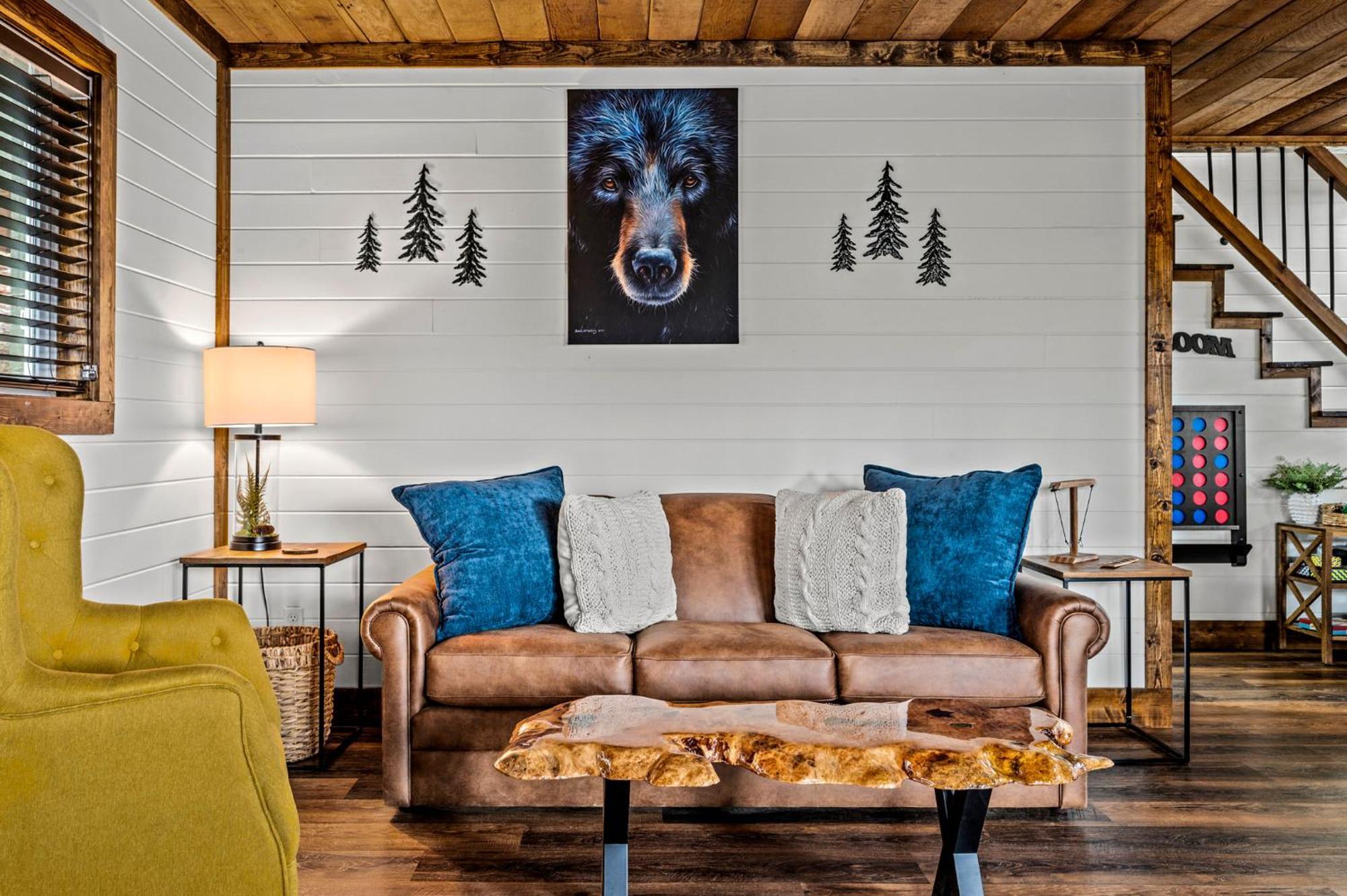 1mile Downtown, Handicap Ramp, Hot Tub, Game Chalet *