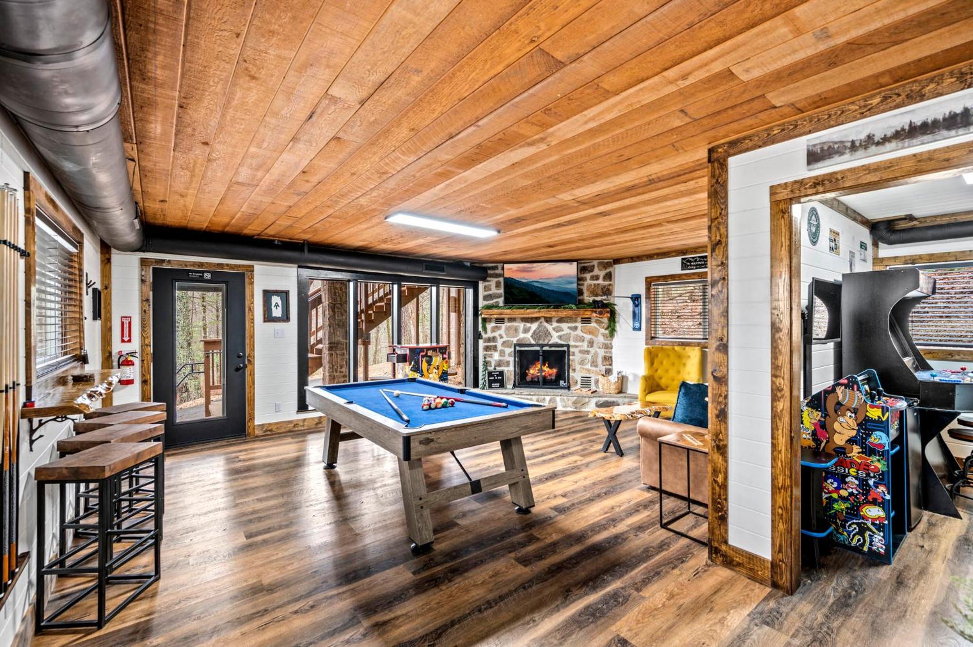1mile Downtown, Handicap Ramp, Hot Tub, Game Chalet Gatlinburg