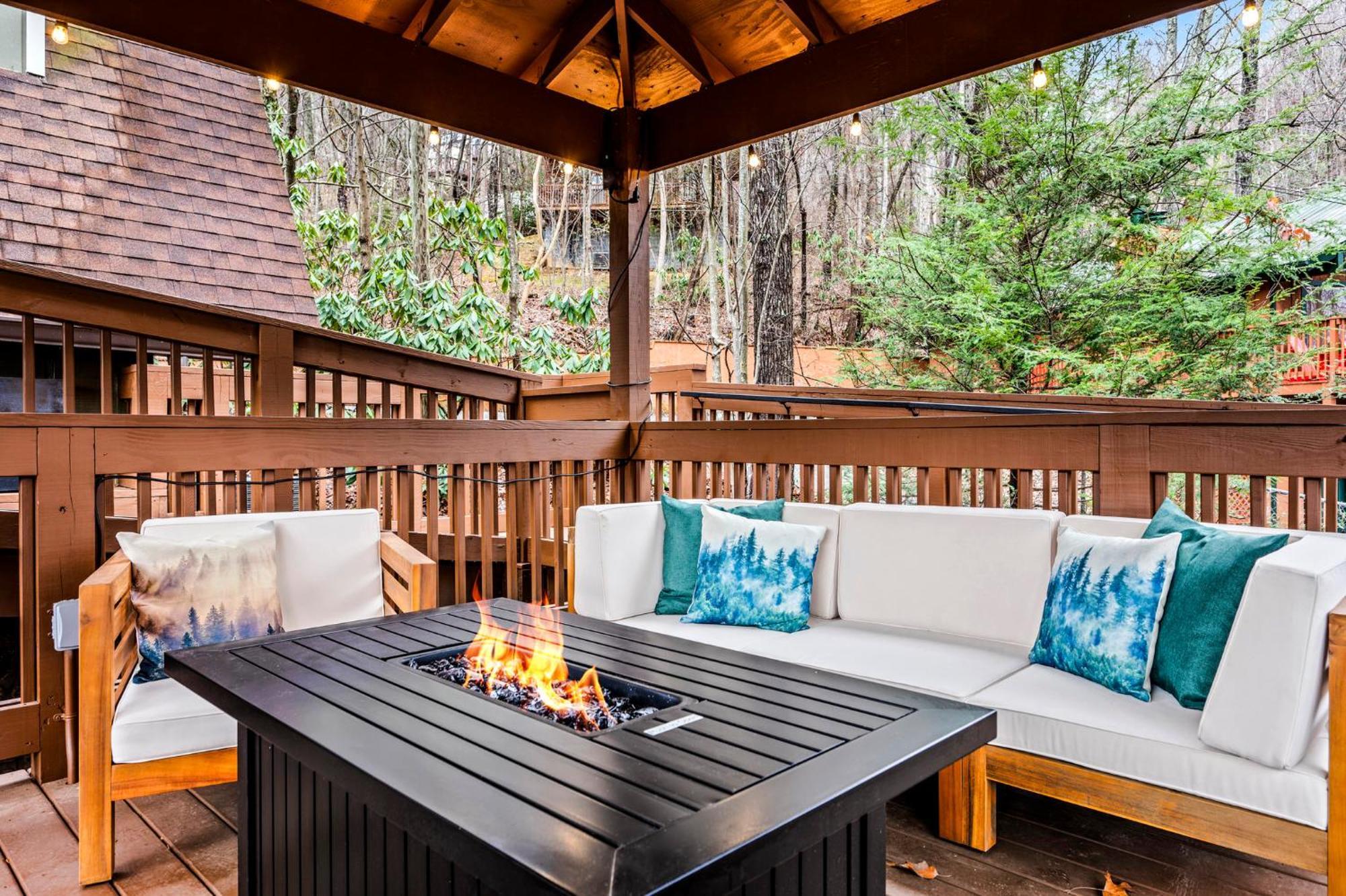 1mile Downtown, Handicap Ramp, Hot Tub, Game * Gatlinburg