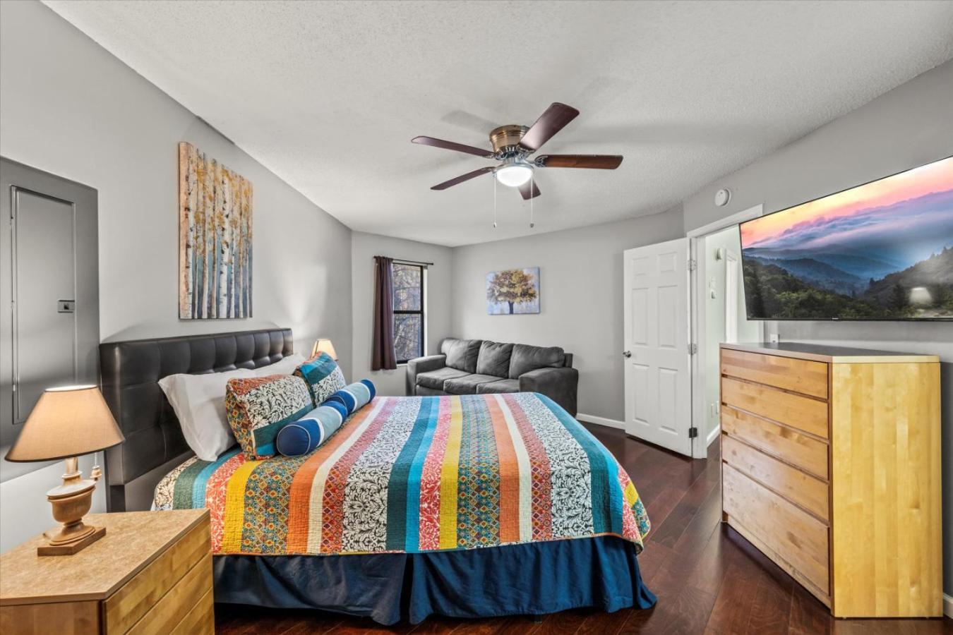 Smoky Mountain With Swim Spa- Theater- Pool Table- Pet Friendly Chalet