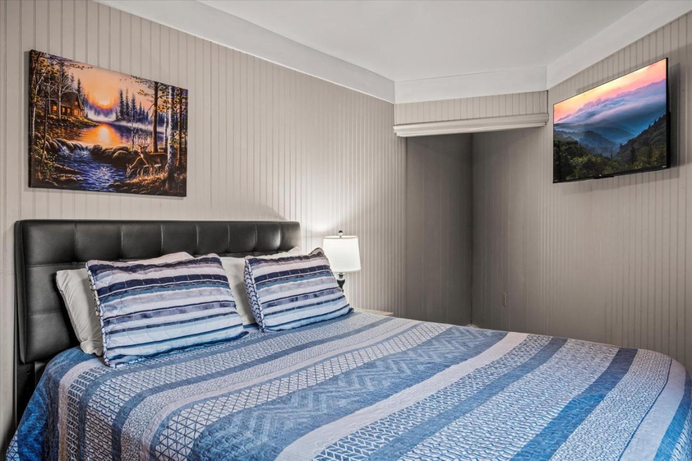 Smoky Mountain With Swim Spa- Theater- Pool Table- Pet Friendly Chalet Gatlinburg
