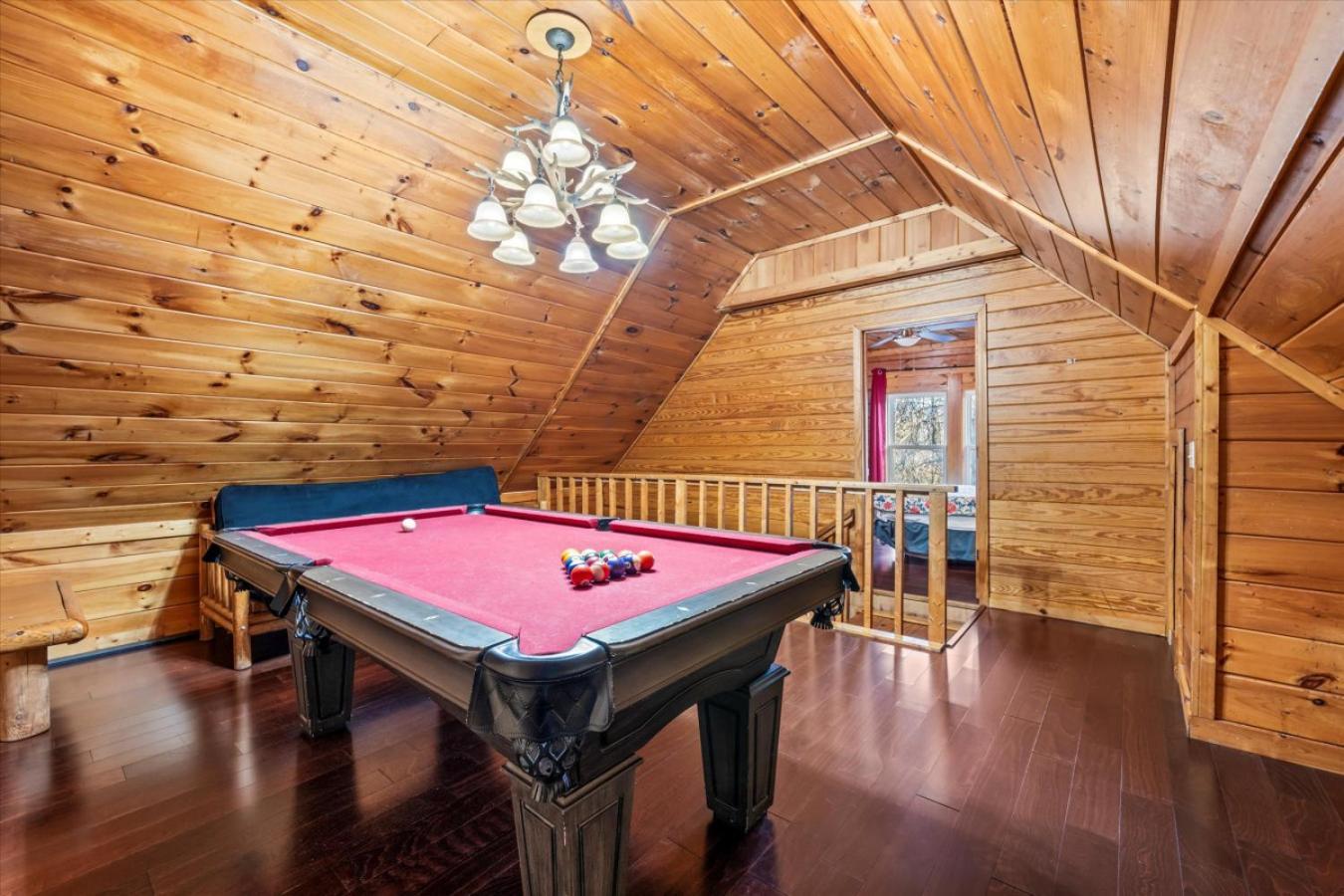 Chalet Smoky Mountain With Swim Spa- Theater- Pool Table- Pet Friendly Gatlinburg