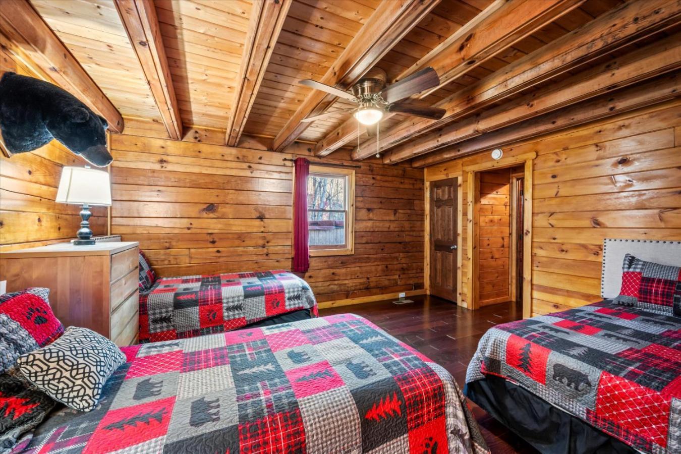Smoky Mountain With Swim Spa- Theater- Pool Table- Pet Friendly Chalet
