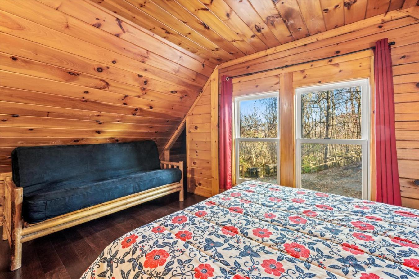Smoky Mountain With Swim Spa- Theater- Pool Table- Pet Friendly Chalet *