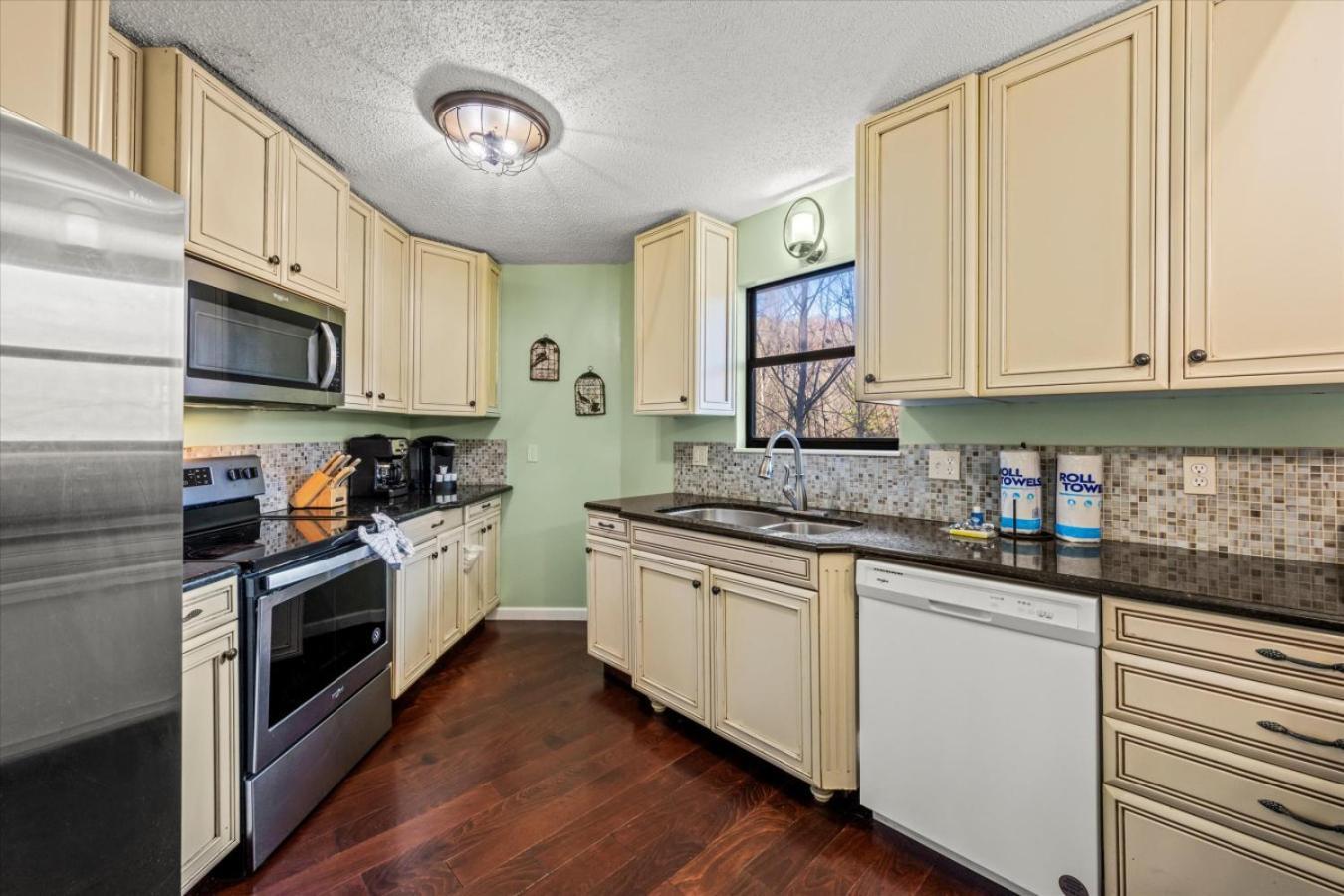 Smoky Mountain With Swim Spa- Theater- Pool Table- Pet Friendly Chalet Gatlinburg