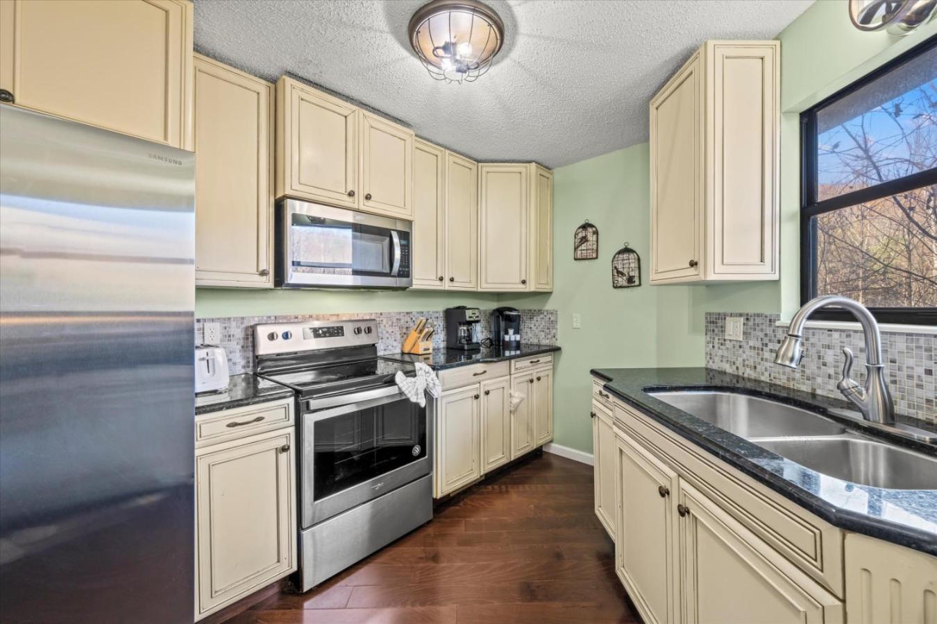Smoky Mountain With Swim Spa- Theater- Pool Table- Pet Friendly Gatlinburg