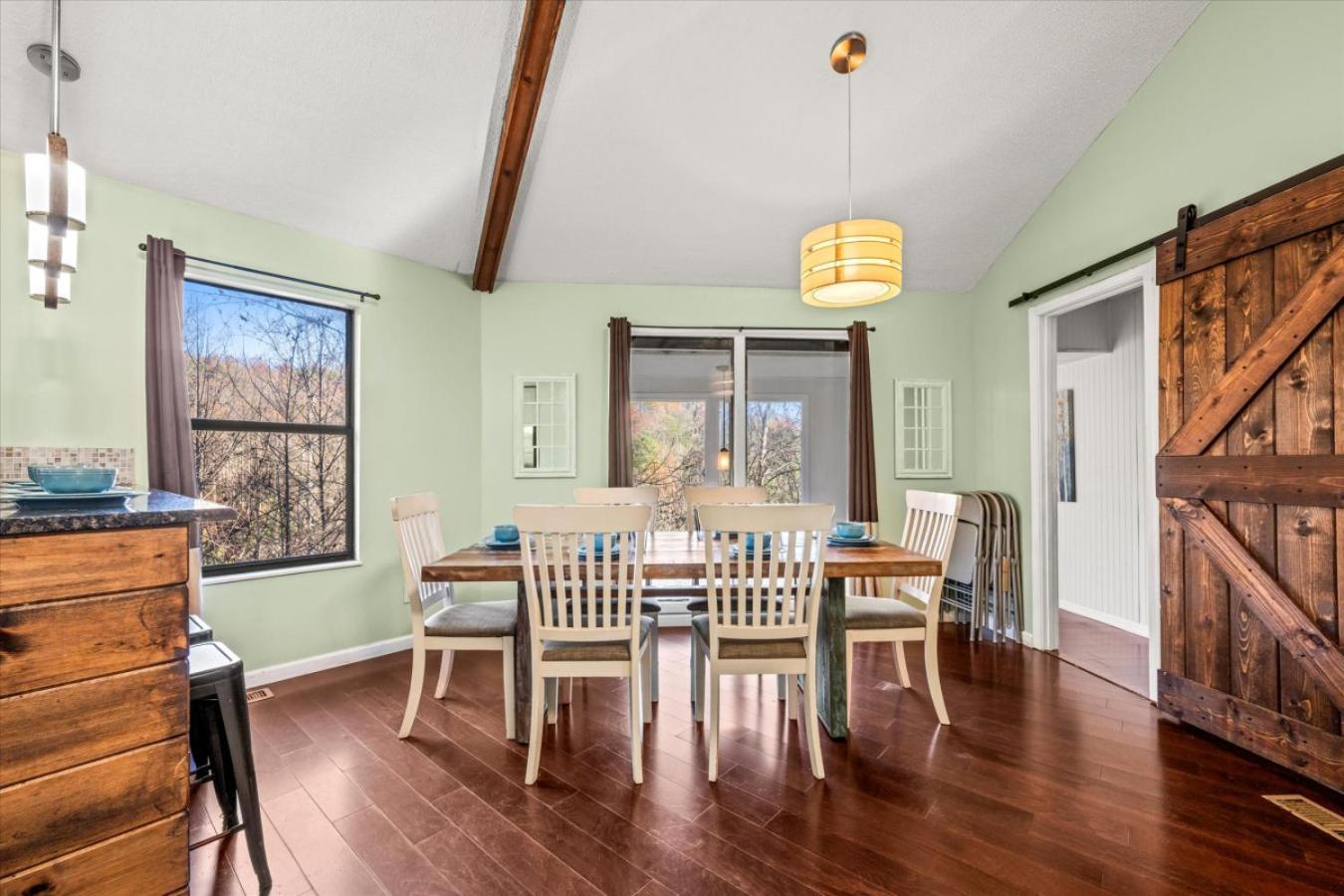 Smoky Mountain With Swim Spa- Theater- Pool Table- Pet Friendly * Gatlinburg