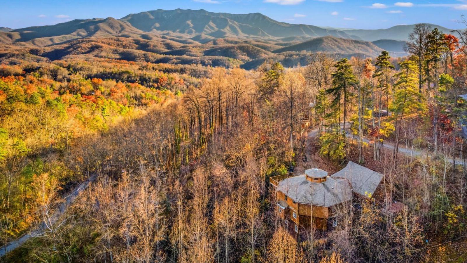 Smoky Mountain With Swim Spa- Theater- Pool Table- Pet Friendly Chalet *