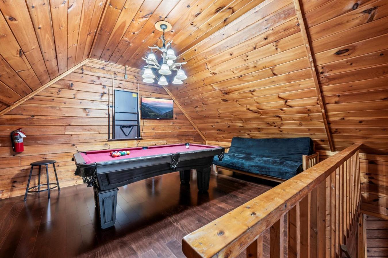 Smoky Mountain With Swim Spa- Theater- Pool Table- Pet Friendly Chalet Gatlinburg