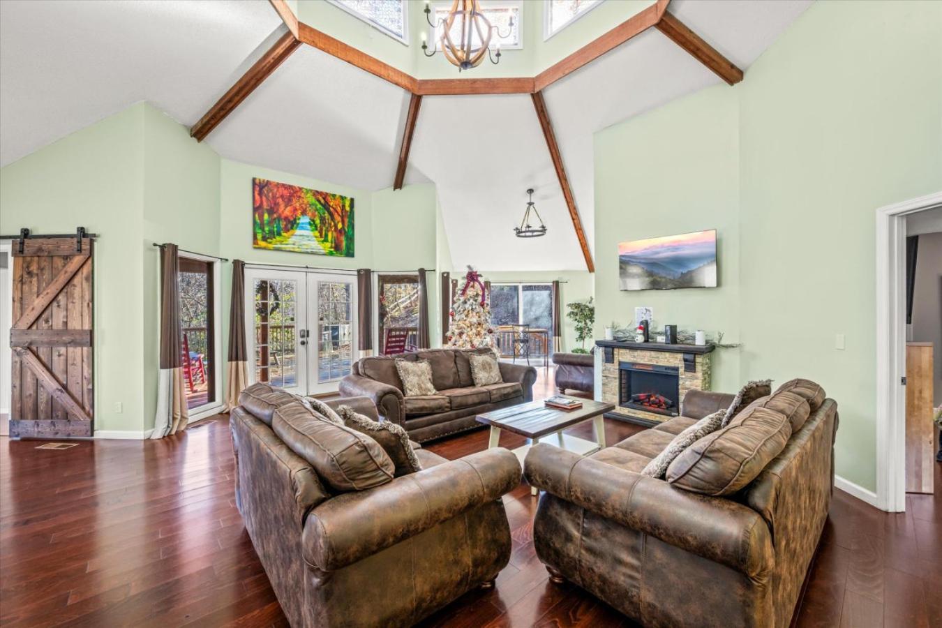 Smoky Mountain With Swim Spa- Theater- Pool Table- Pet Friendly Gatlinburg