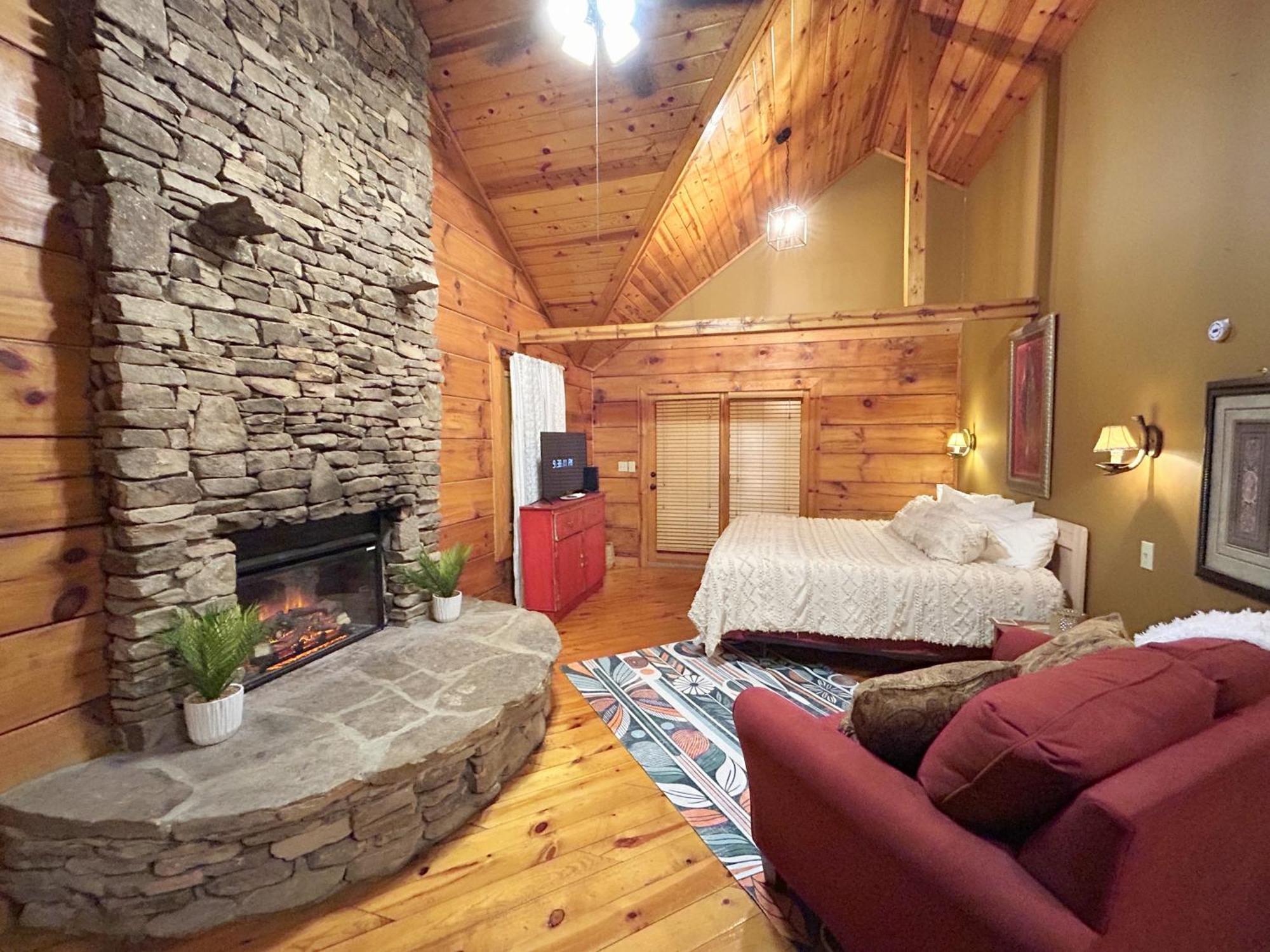 Honeymoon Hideaway * Gatlinburg