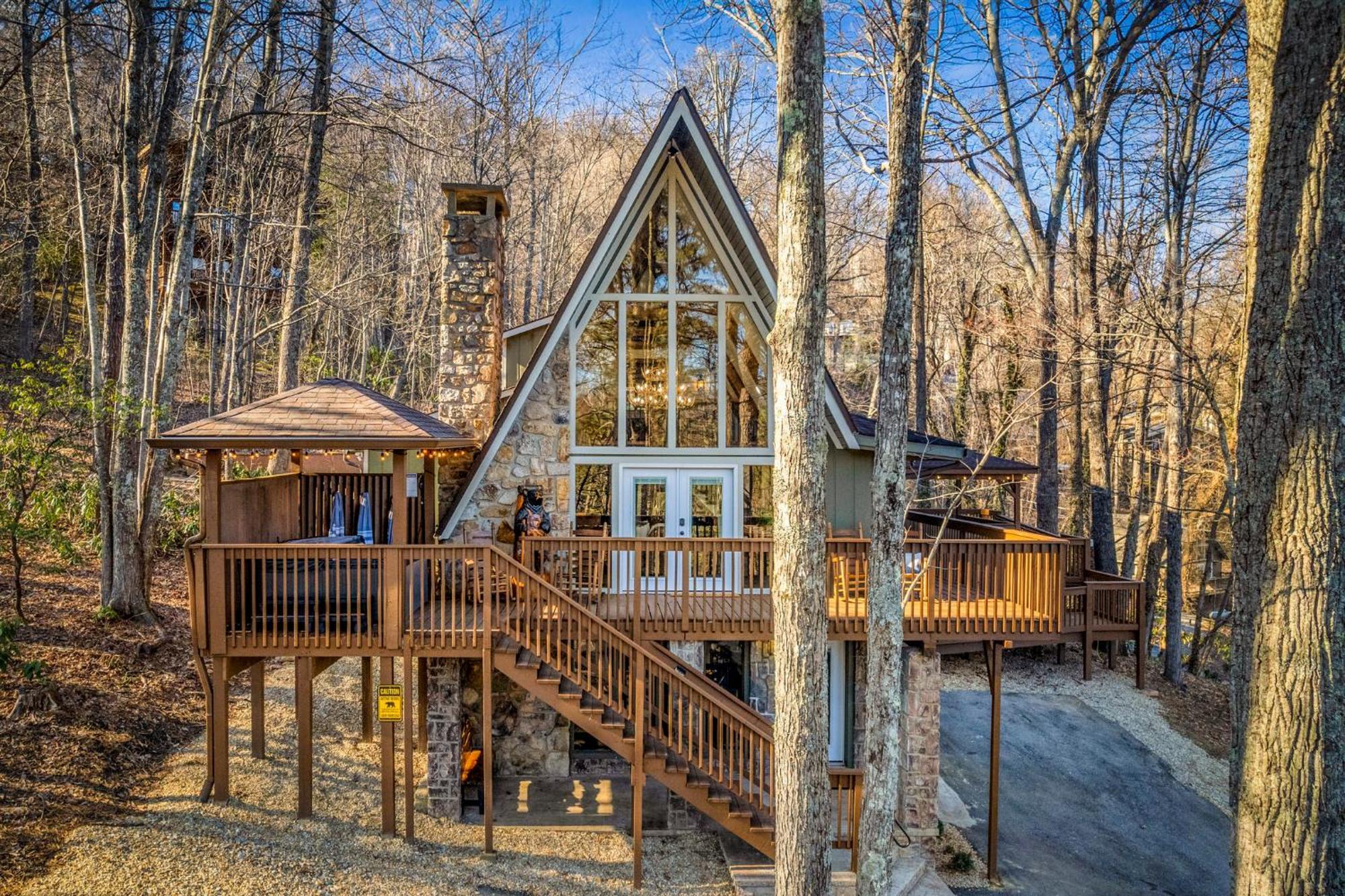 1mile Downtown, Handicap Ramp, Hot Tub, Game Chalet *