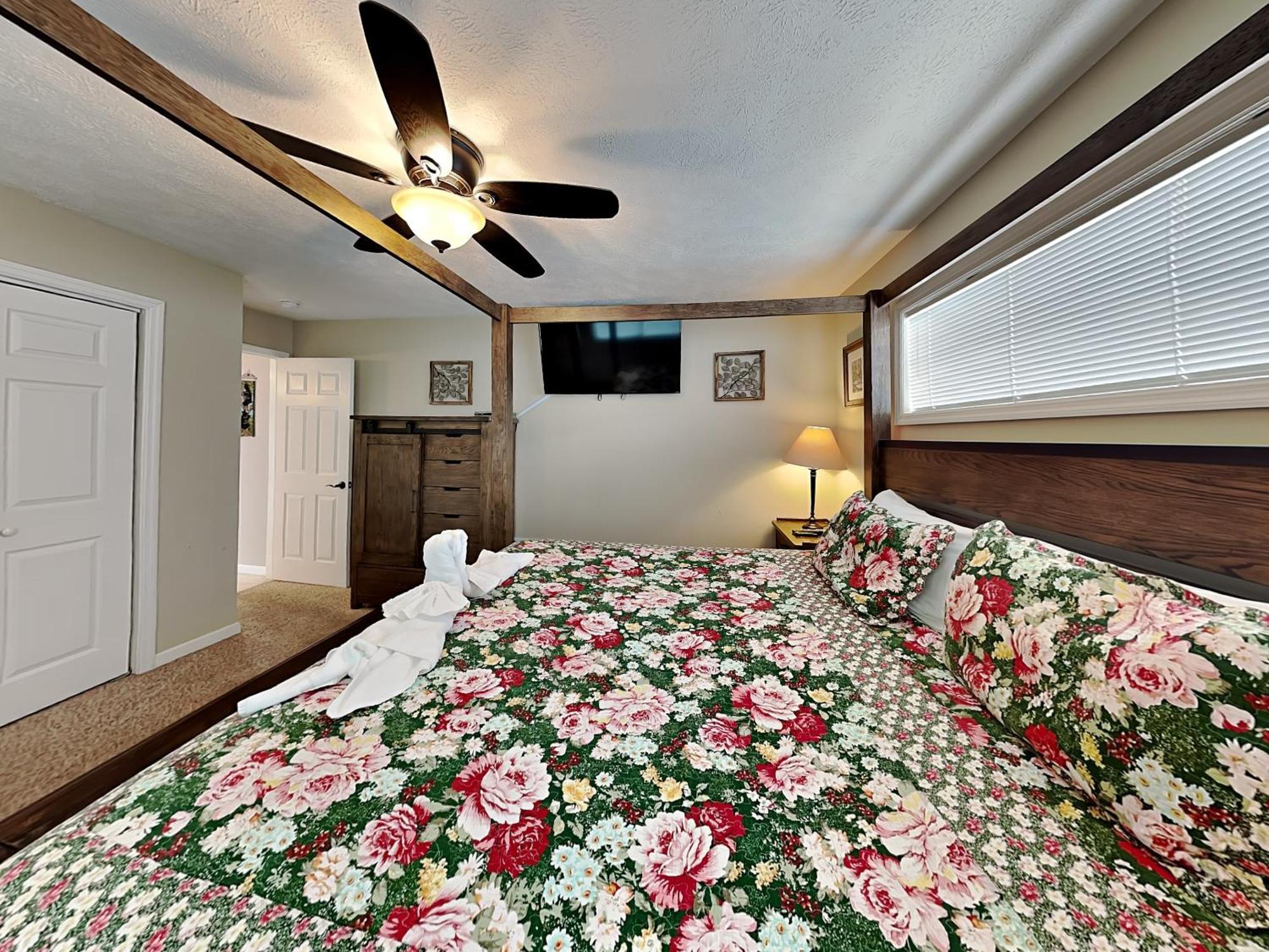 Kickback Kabin, 3 Bedrooms, Deck, Hot Tub, Pool Access, Sleeps 6 Holiday home