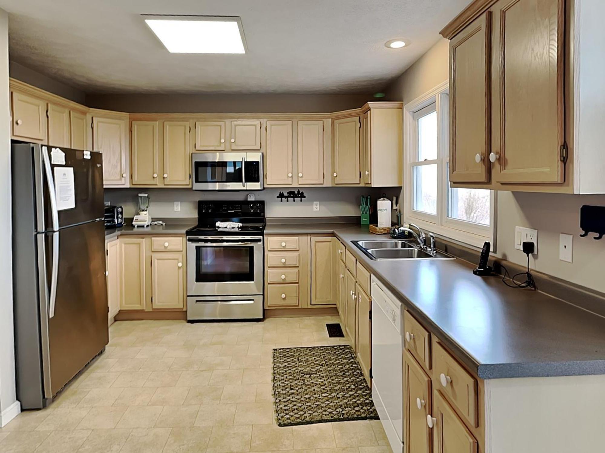 Kickback Kabin, 3 Bedrooms, Deck, Hot Tub, Pool Access, Sleeps 6 Holiday home *