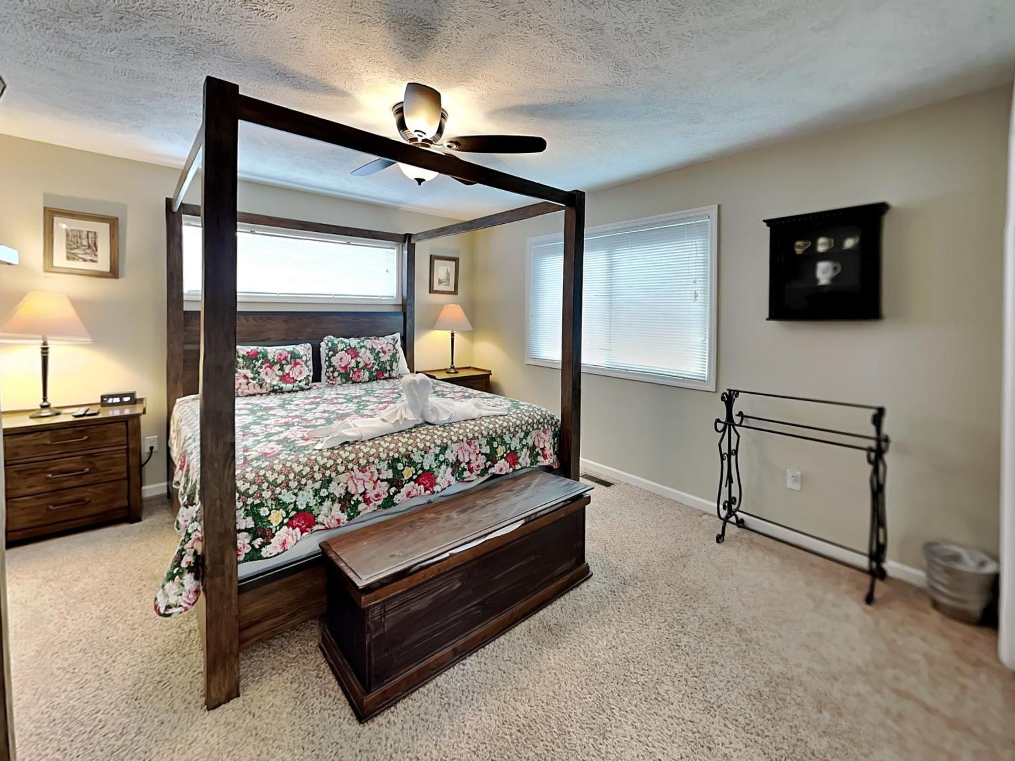 Kickback Kabin, 3 Bedrooms, Deck, Hot Tub, Pool Access, Sleeps 6 Holiday home Gatlinburg