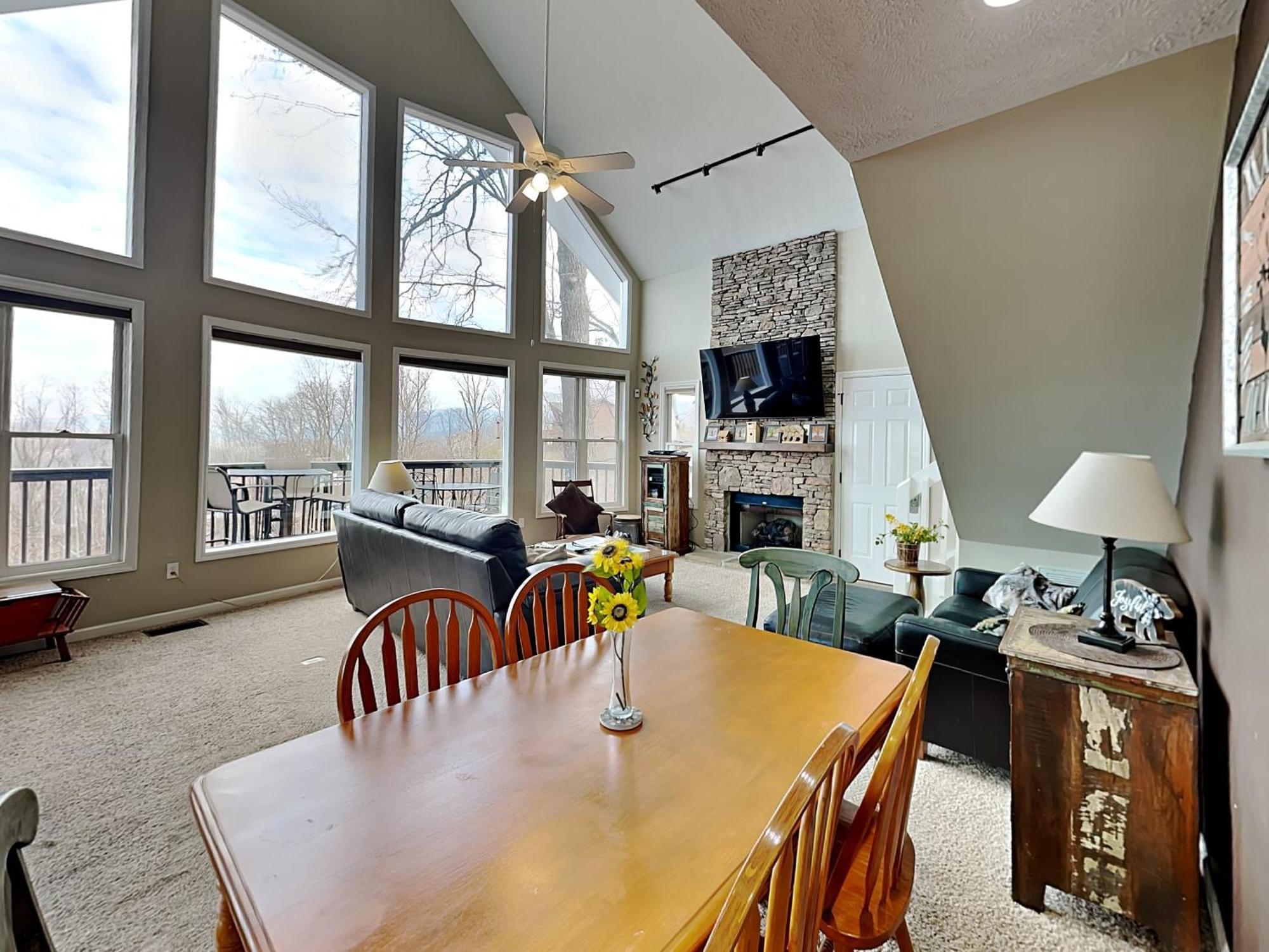 Kickback Kabin, 3 Bedrooms, Deck, Hot Tub, Pool Access, Sleeps 6 *