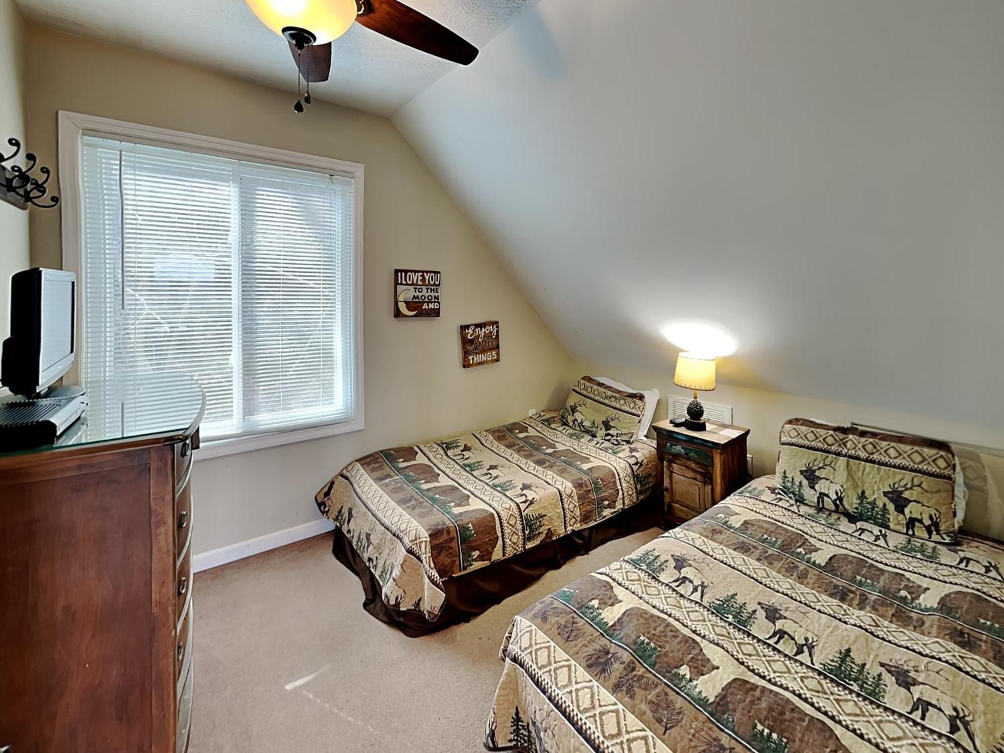 Kickback Kabin, 3 Bedrooms, Deck, Hot Tub, Pool Access, Sleeps 6 Gatlinburg
