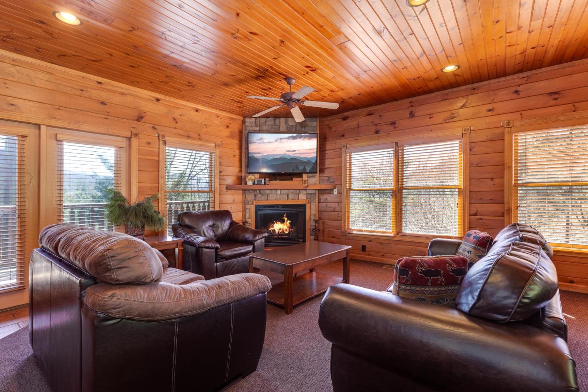 The Great Escape Ii, 5 Bedrooms, Sleeps 17, Game Room, Pool Access, Theater Holiday home