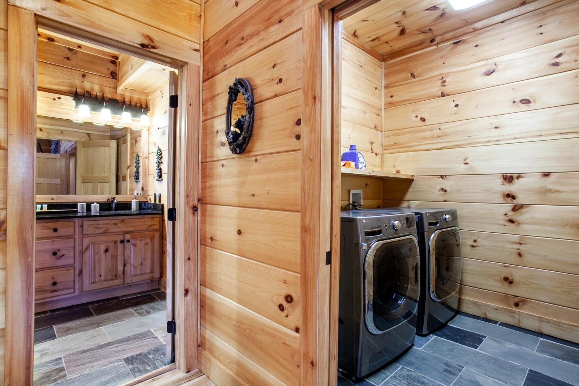Holiday home Majesty With Mtn View, Hot Tub And Game