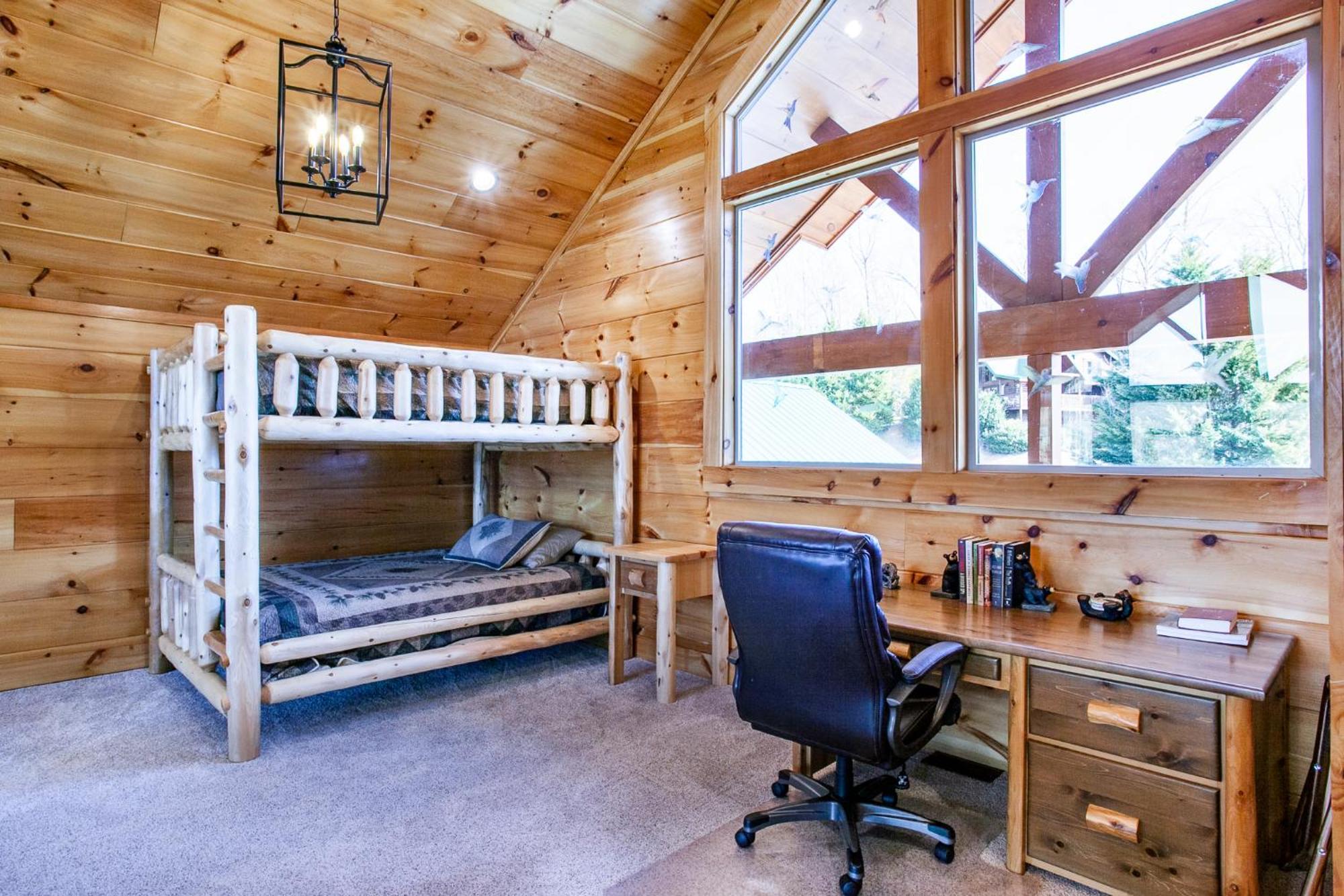 Holiday home Majesty With Mtn View, Hot Tub And Game