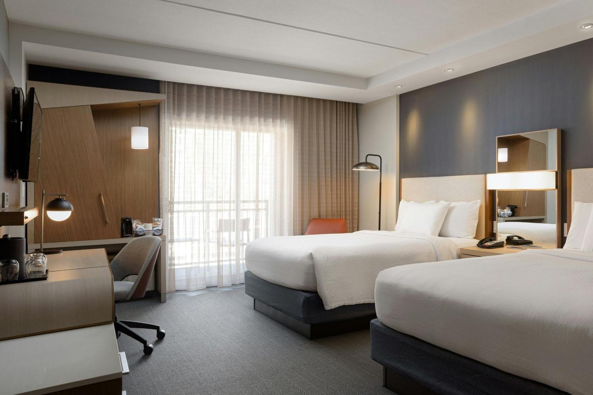 Courtyard By Marriott Downtown Hotel