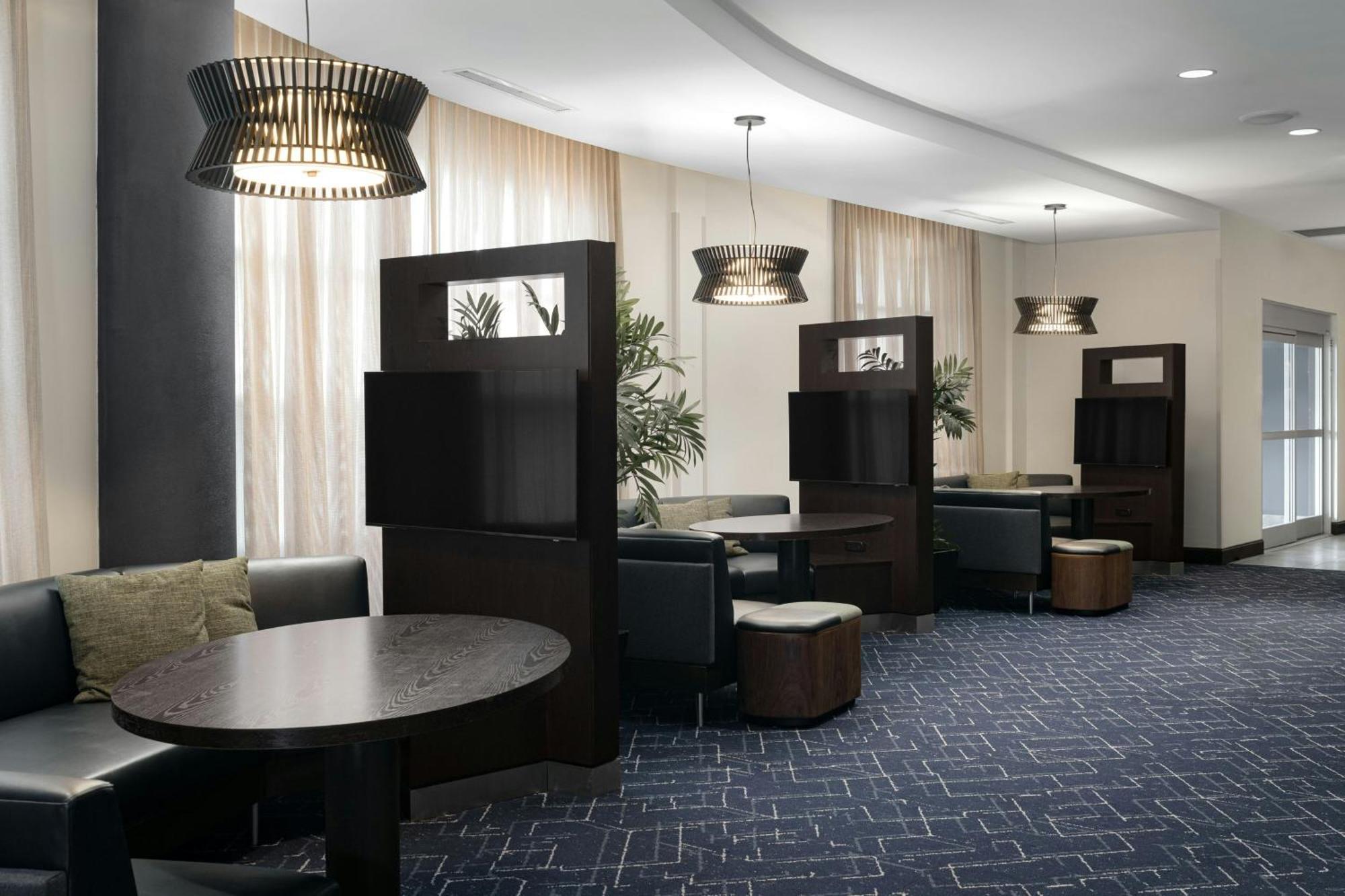 Courtyard By Marriott Downtown