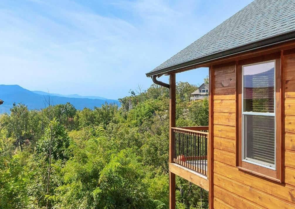 Prime Location W Hot Tub Games & Scenic Views Gatlinburg