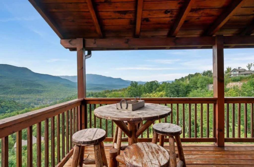Mountain Views W Hot Tub Firepit & Game * Gatlinburg