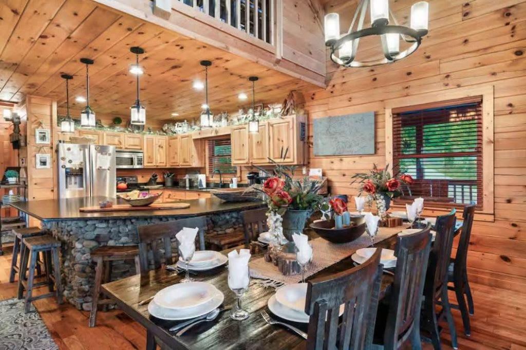 Mountain Views W Hot Tub Firepit & Game Holiday home Gatlinburg