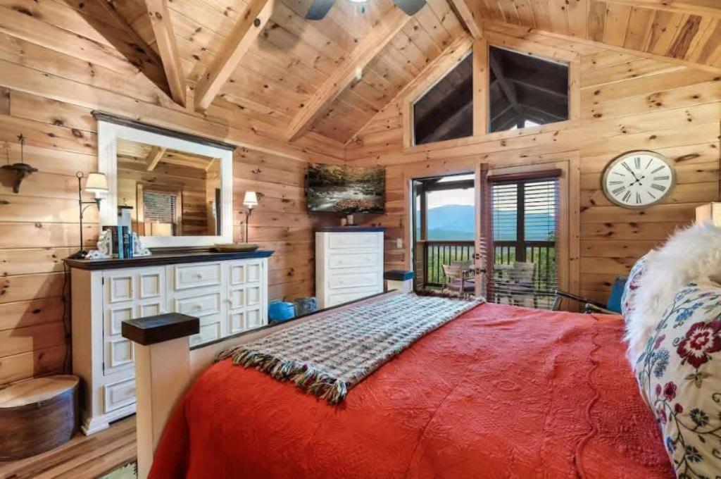 Mountain Views W Hot Tub Firepit & Game Holiday home *
