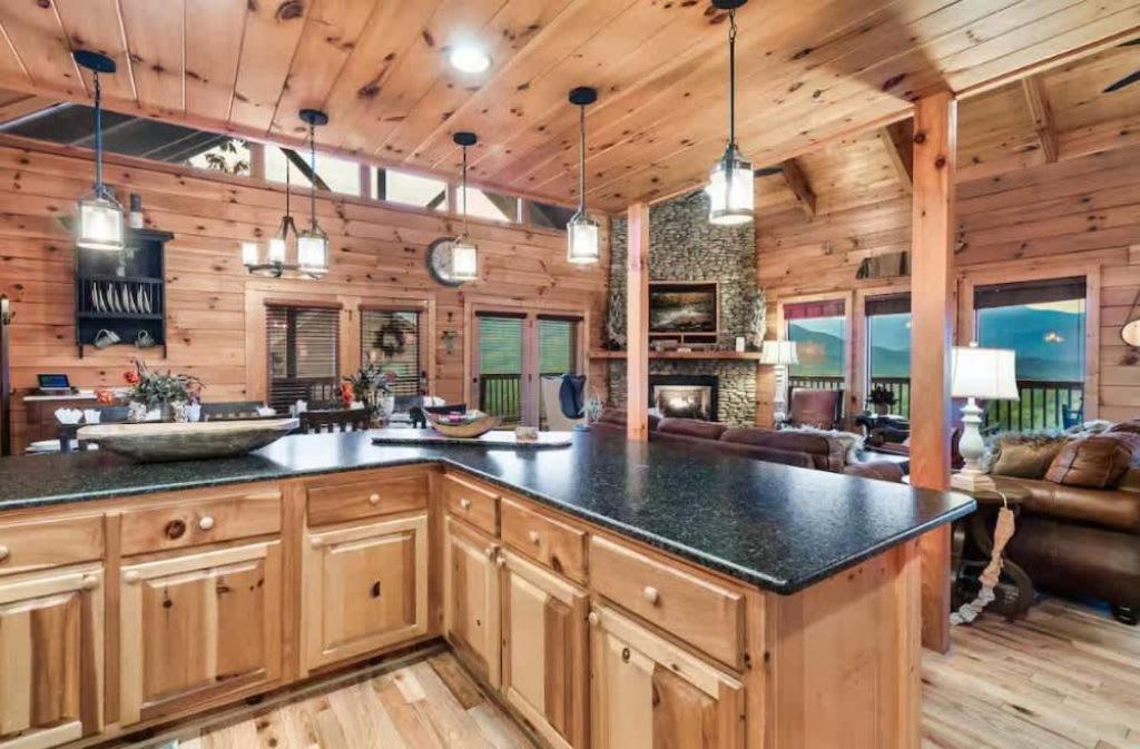 Mountain Views W Hot Tub Firepit & Game Holiday home Gatlinburg
