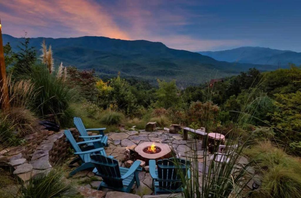 Mountain Views W Hot Tub Firepit & Game * Gatlinburg