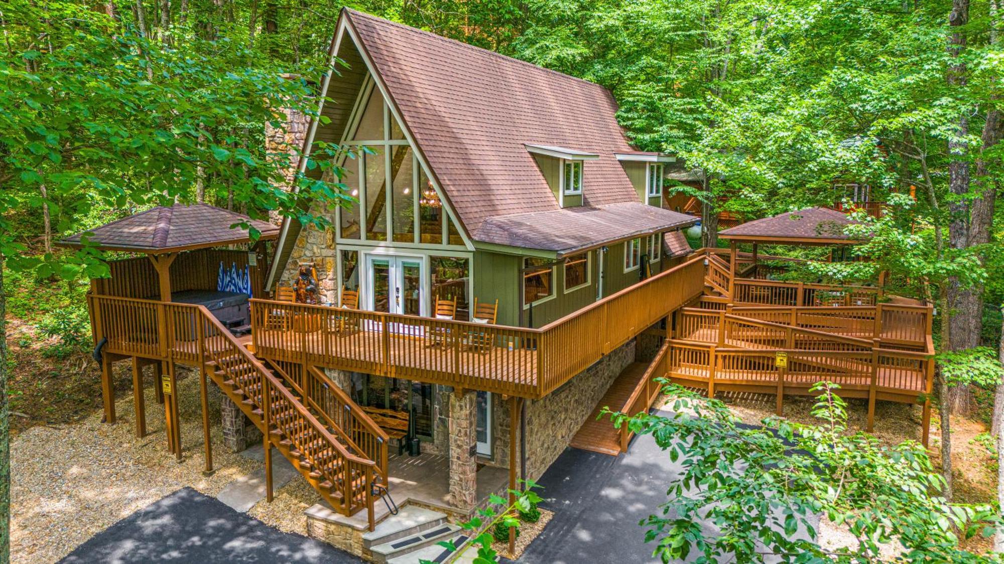 1mile Downtown, Handicap Ramp, Hot Tub, Game Chalet Gatlinburg