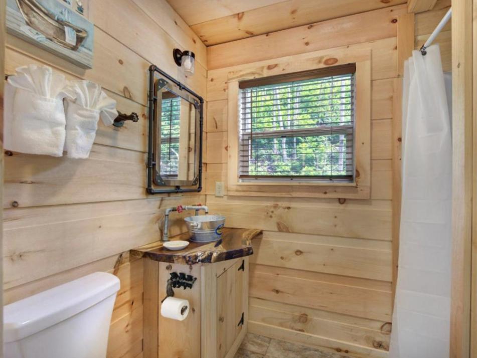 Holiday home Bearly Hidden: Peaceful Creekside Escape With Hot Tub Gatlinburg