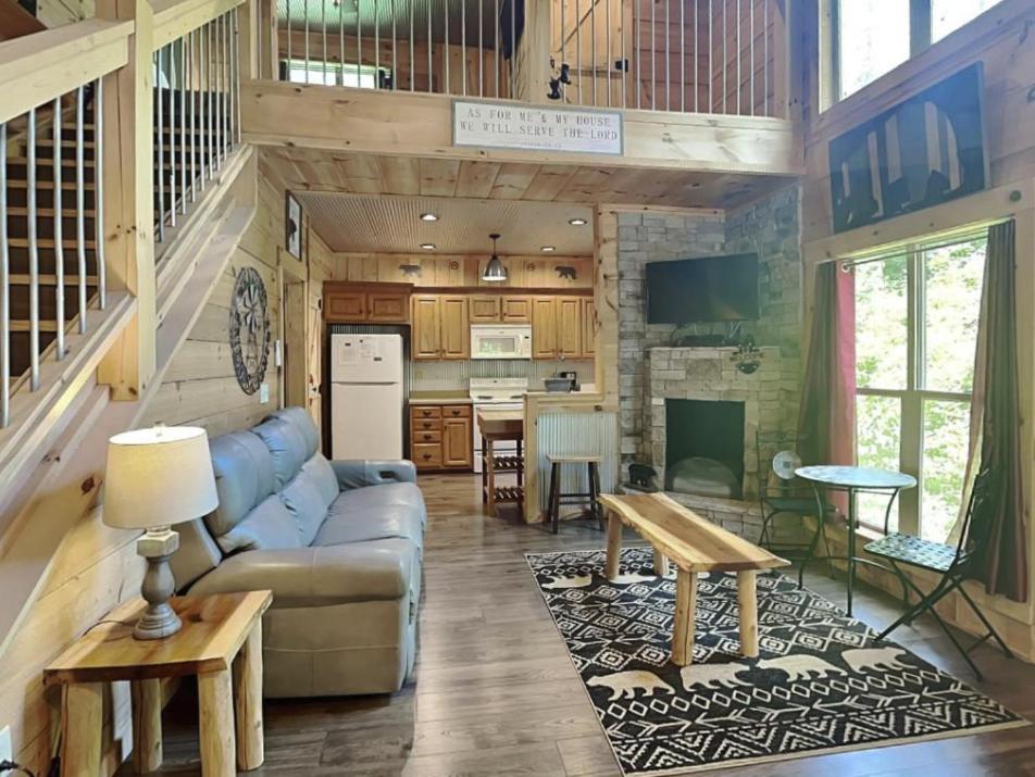 Holiday home Bearly Hidden: Peaceful Creekside Escape With Hot Tub Gatlinburg