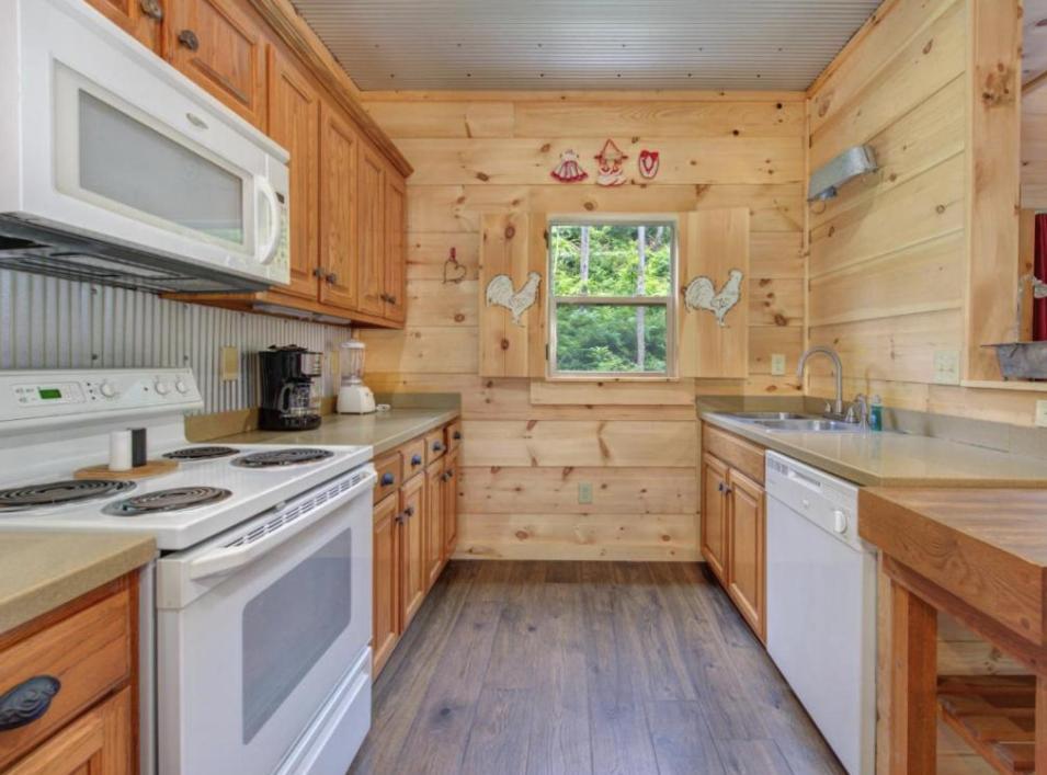 Bearly Hidden: Peaceful Creekside Escape With Hot Tub Holiday home *