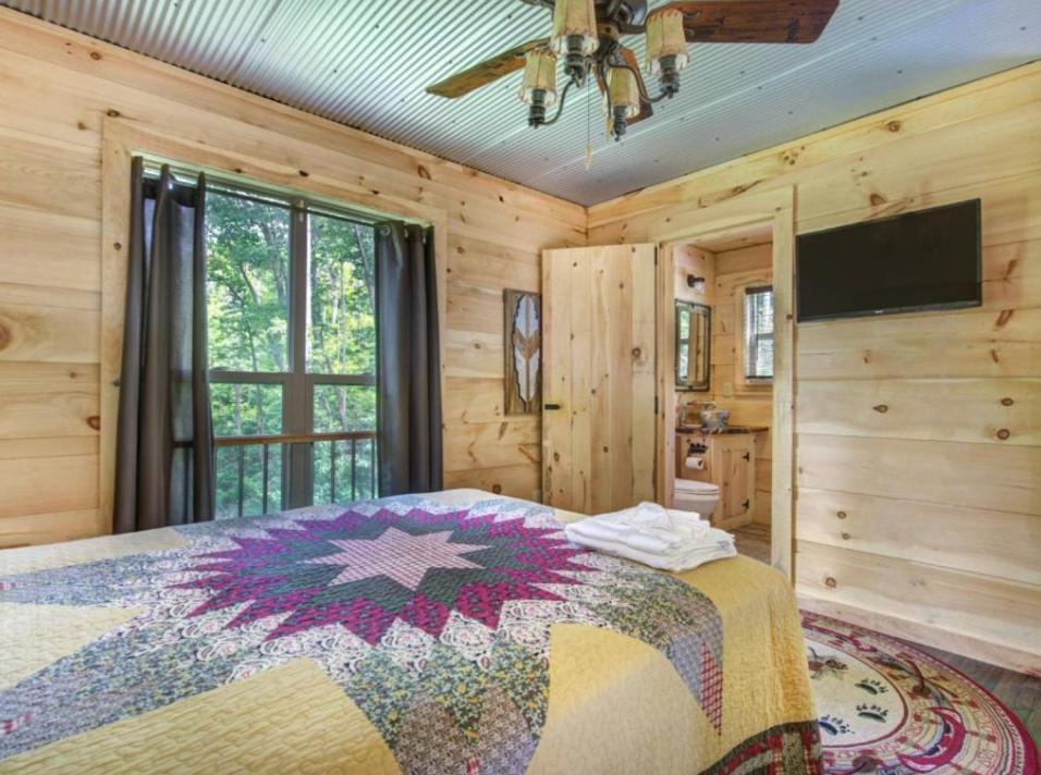 Bearly Hidden: Peaceful Creekside Escape With Hot Tub Gatlinburg