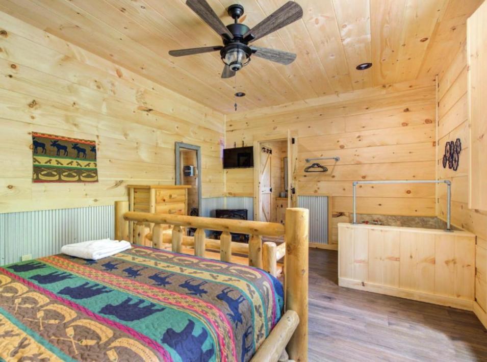 Bearly Hidden: Peaceful Creekside Escape With Hot Tub Holiday home *