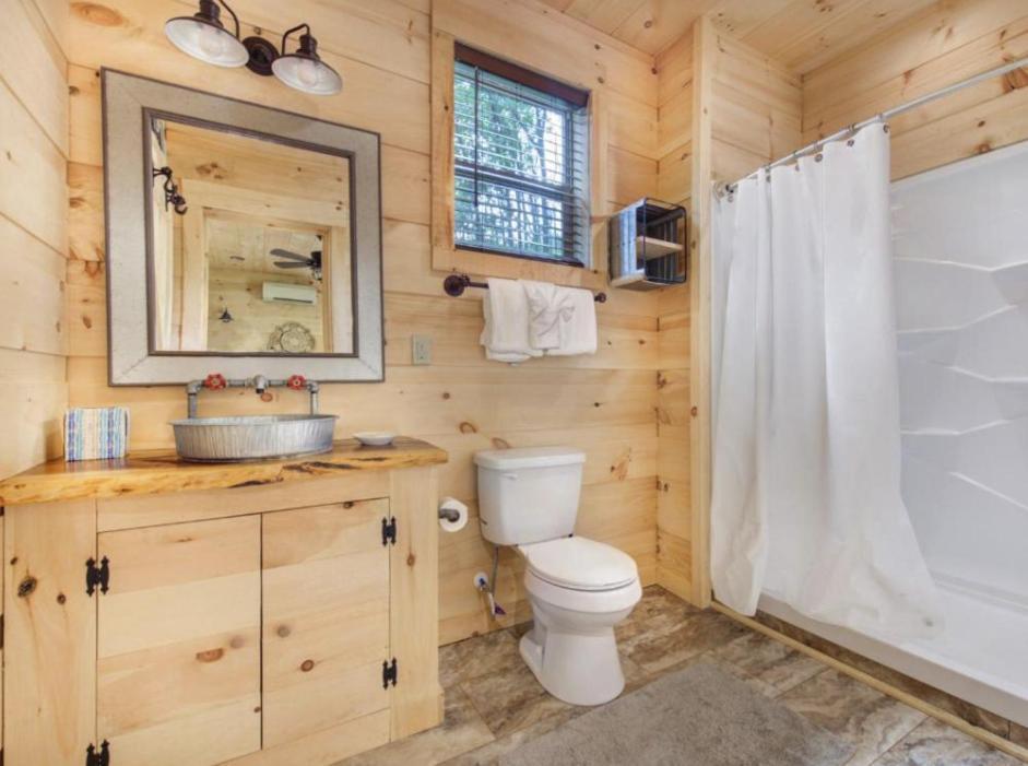 Bearly Hidden: Peaceful Creekside Escape With Hot Tub Holiday home Gatlinburg