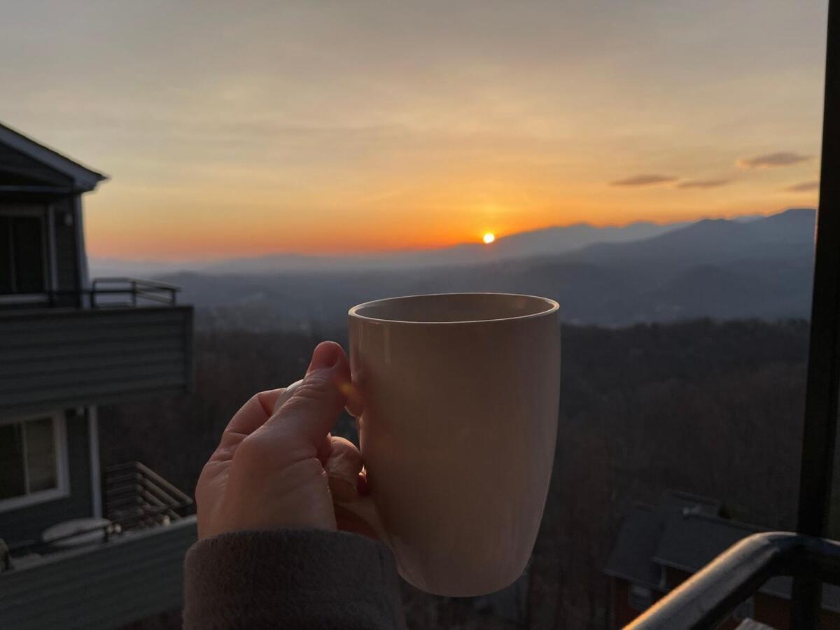 Spacious Gatlinburg Condo With Million Dollar Mountain Views *