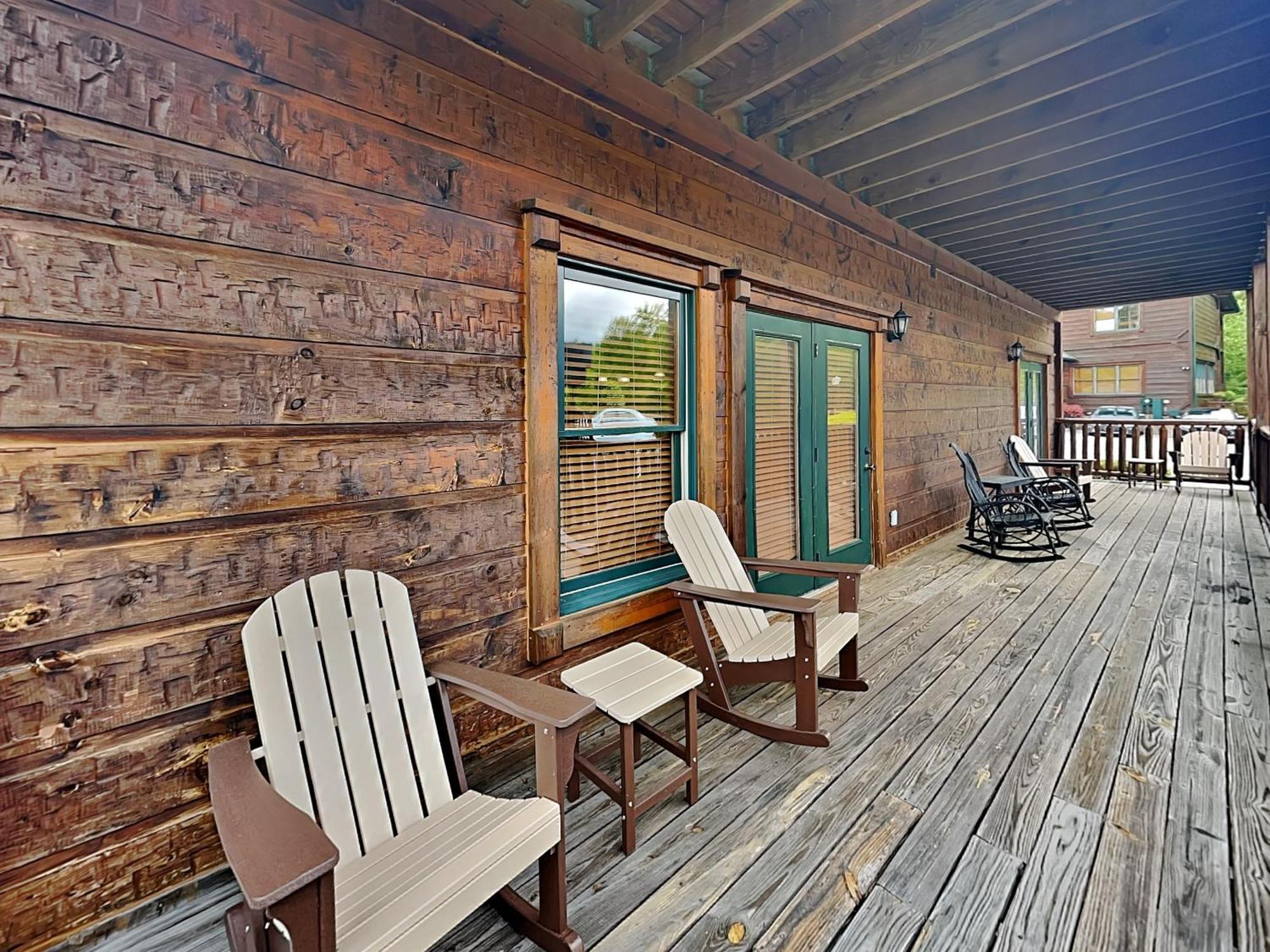 The Great Escape Ii, 5 Bedrooms, Sleeps 17, Game Room, Pool Access, Theater Holiday home Gatlinburg