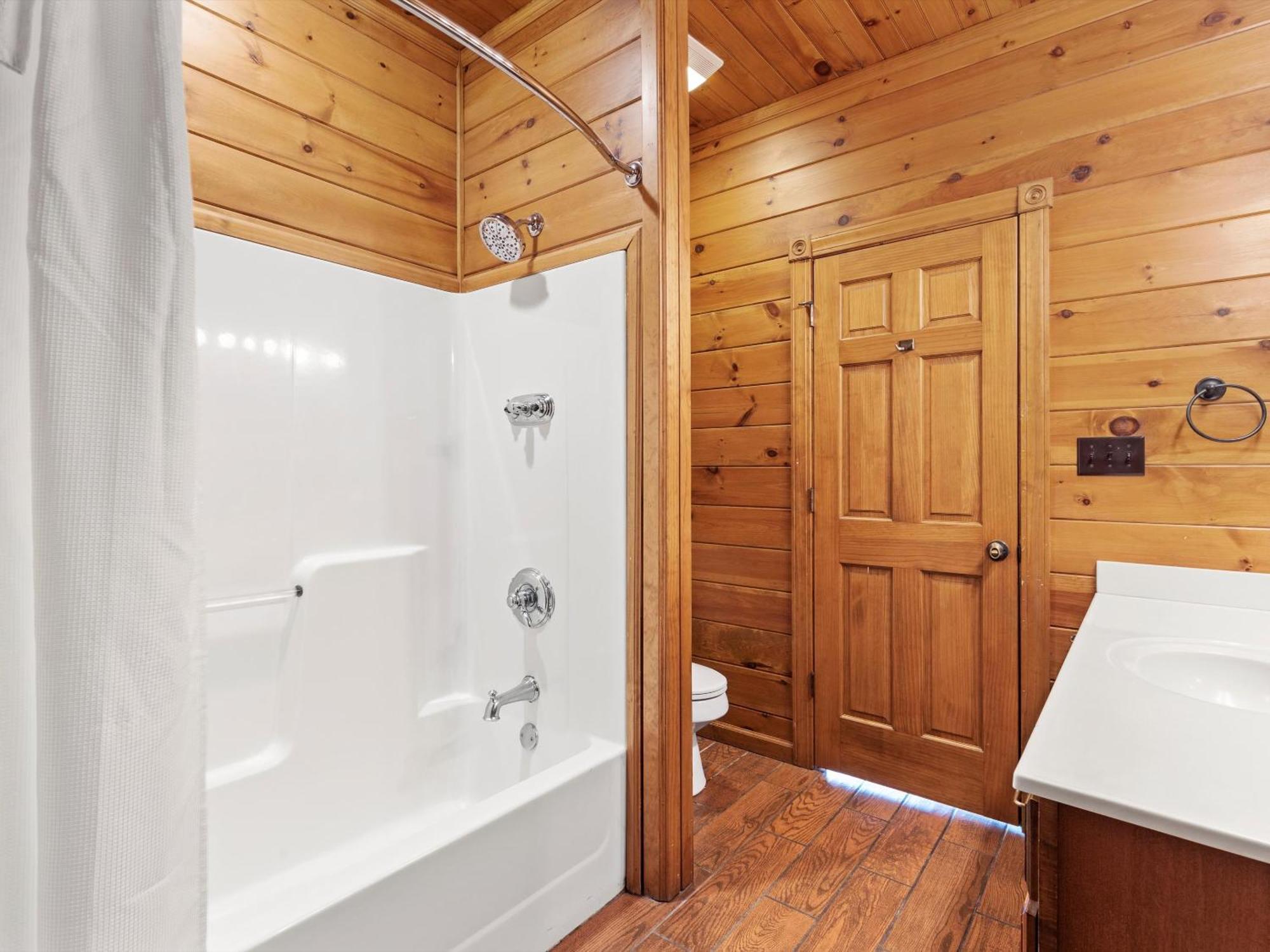 The Great Escape Ii, 5 Bedrooms, Sleeps 17, Game Room, Pool Access, Theater * Gatlinburg