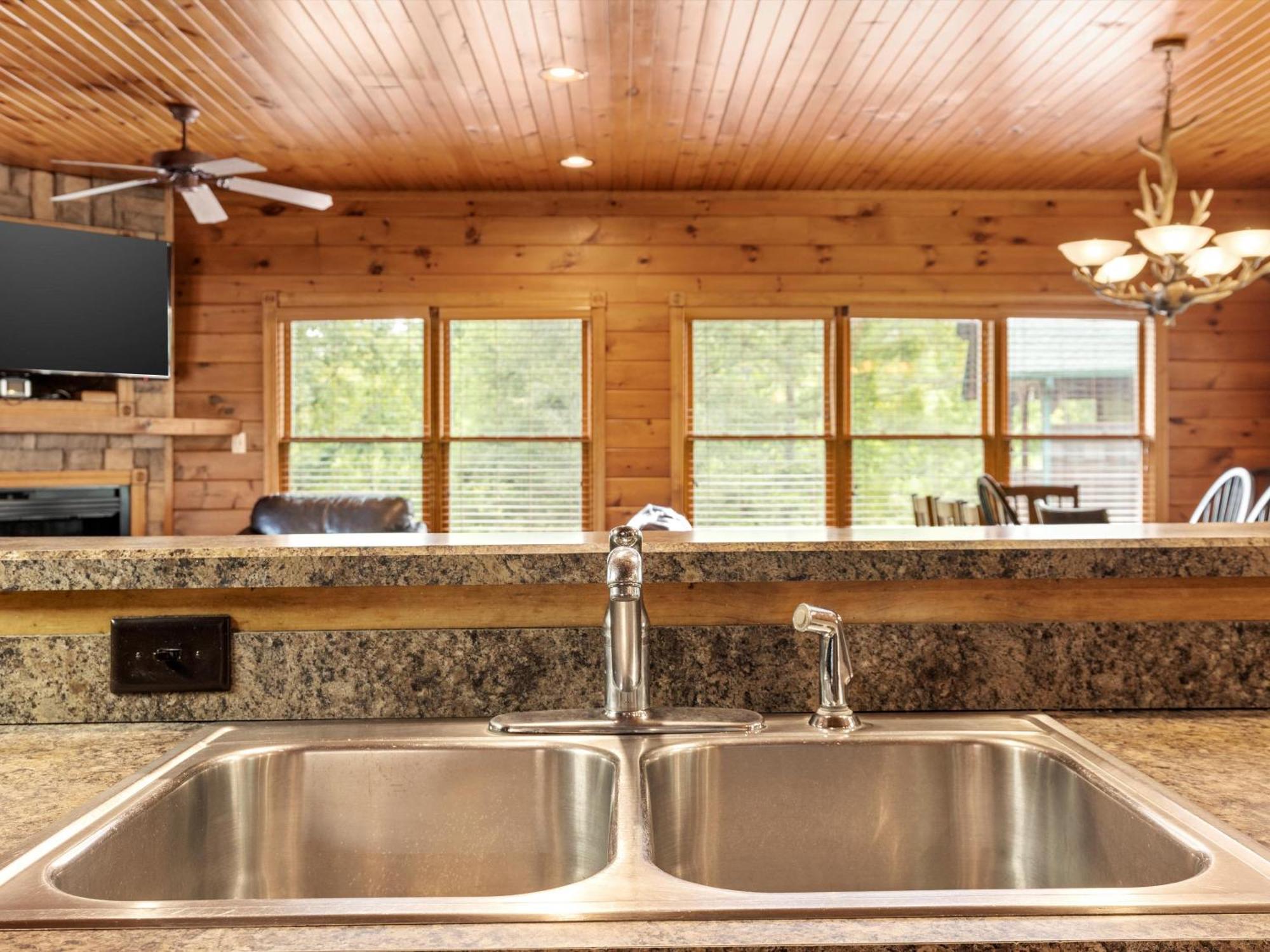 The Great Escape Ii, 5 Bedrooms, Sleeps 17, Game Room, Pool Access, Theater Gatlinburg