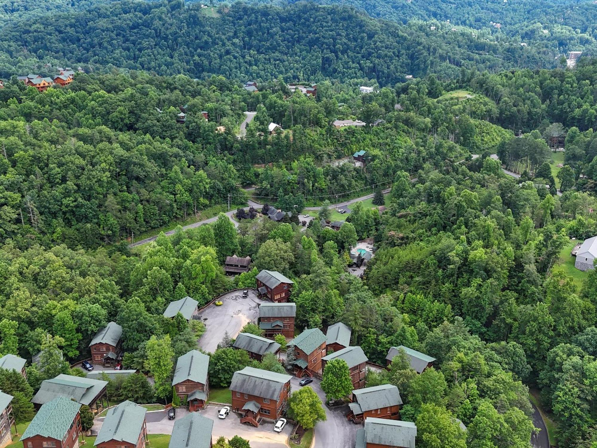 The Great Escape Ii, 5 Bedrooms, Sleeps 17, Game Room, Pool Access, Theater