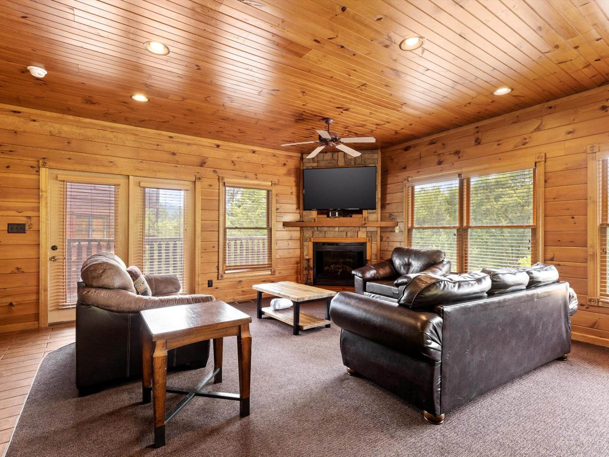 The Great Escape Ii, 5 Bedrooms, Sleeps 17, Game Room, Pool Access, Theater Holiday home *