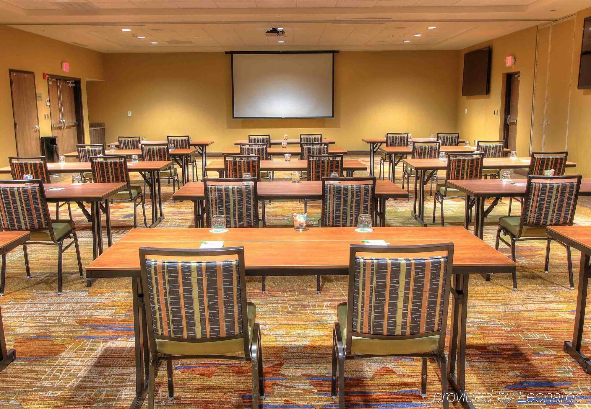 Courtyard By Marriott Downtown Hotel