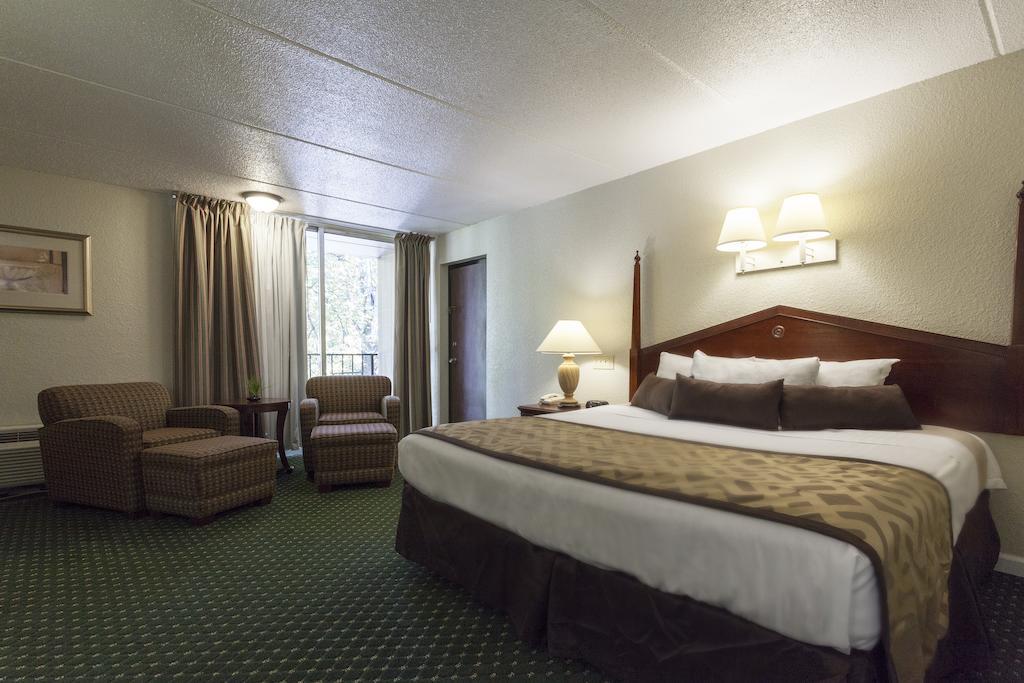 Four Seasons Motor Hotel