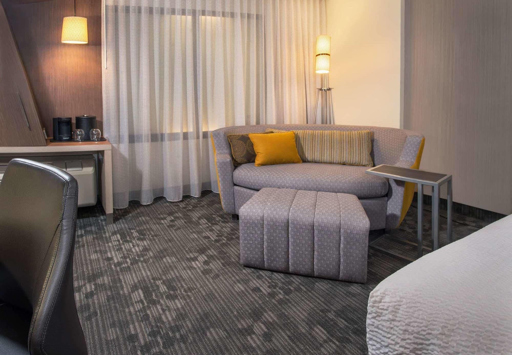 Courtyard By Marriott Downtown