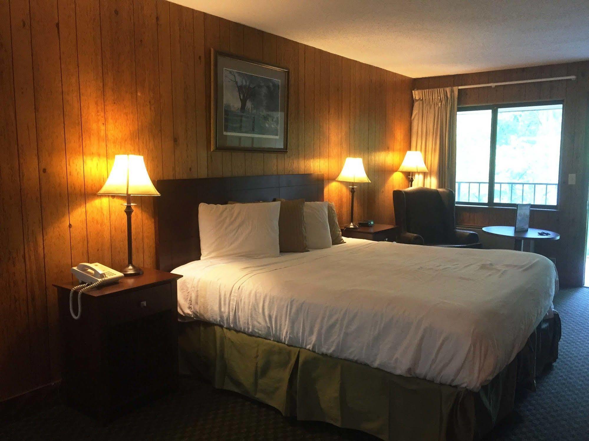 Brookside Hotel 3*