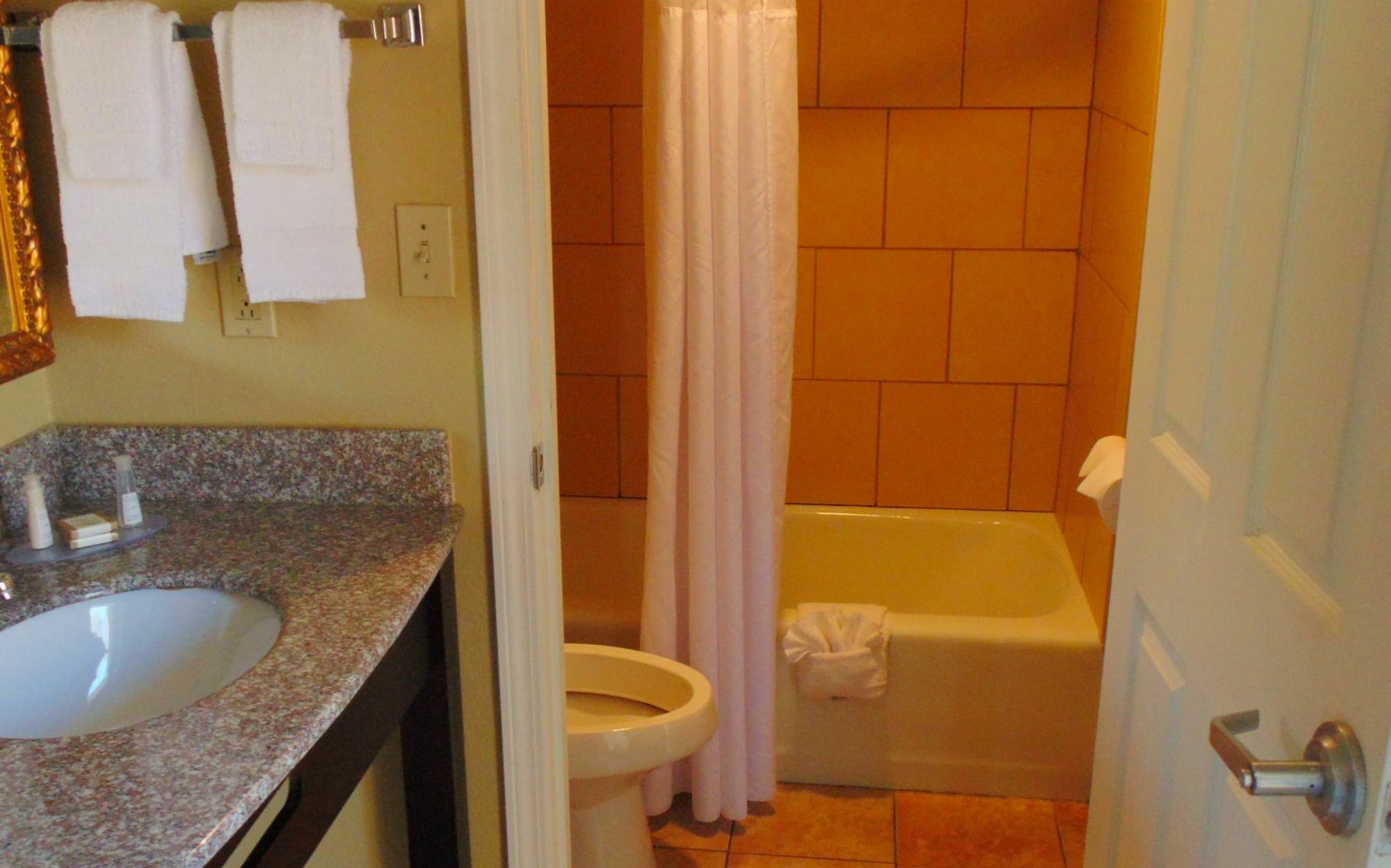 Hotel Baymont By Wyndham On The River 2*